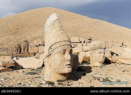 Heads of Antiochus and Tyche of Commagene, western terrace, grave of Antiochus, Mount Nemrut, Nemrut Dagi, Adiyaman province, Southeastern Anatolia Region, Anatolia, Turkey, Asia.