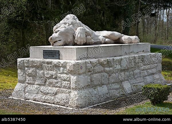 Grave monument with a lion sculpture for fallen Belgian soldiers, compounds of the Battle of Verdun, First World War, Verdun, Lorraine, France, Europe.