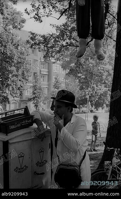 GDR, Berlin, 5.6.1988, Kiezfest at Arnimplatz, ice cream vendor with hat, hanged man.