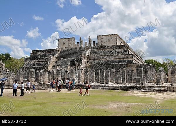 Temple of the Warriors, Zona Nord, Chichen-itza, new wonder of the world, Mayan and Toltec archaeological excavation, Yucatan Peninsula, Mexico, Central America.
