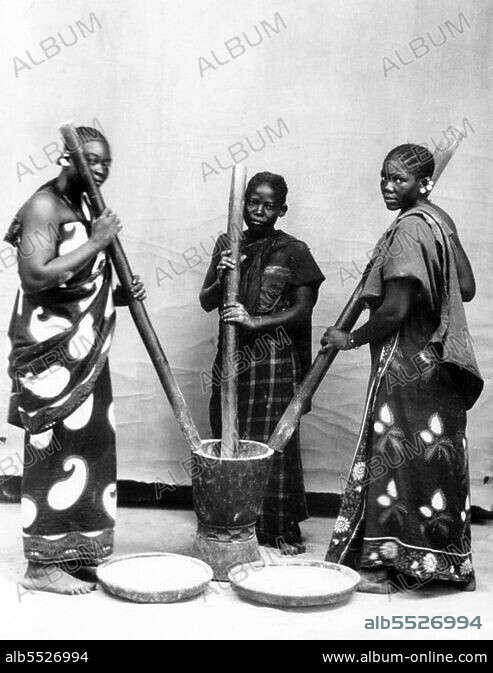 Tanzania / Zanzibar: Studio portrait of three Swahili women