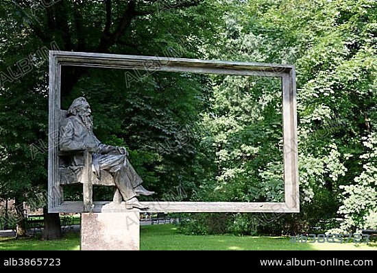 Planty Park, Jan Matejko Monument, Polish painter, historic center, Stare Miasto, Kraków, Poland, Europe.