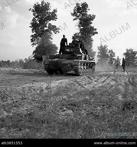 Attack on the Soviet Union, Operation Barbarossa, original caption: Panzer beim Vorrücken, 22.6.1941 at the river bow, Belarus, Europe.