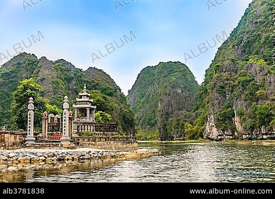 Small temple with forested limestone rocks, karst mountains, Ngo Dong River, Song NgÃ´ Dong, Tam Coc, Ninh Binh, Vietnam, Asia.