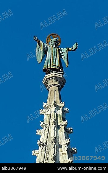 Muenchner Kindl, statue by Anton Schmid, on top of the spire of the town hall, New Town Hall, Marienplatz, Munich, Upper Bavaria, Bavaria, Germany, Europe.