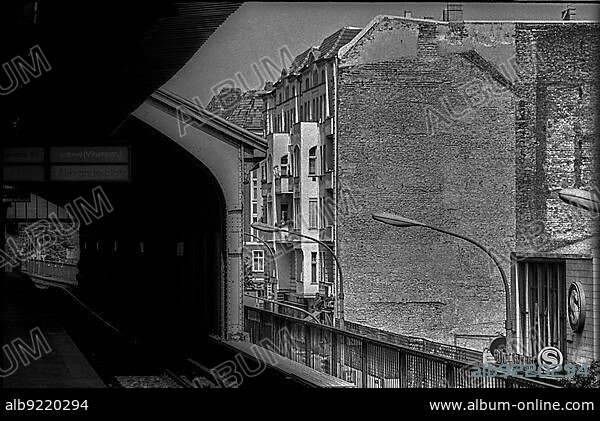 GDR, Berlin, 03.09.1988, Schönhauser Allee underground station, platform, view of the entrance to Schönhauser Allee suburban railway station, gables, residential buildings.