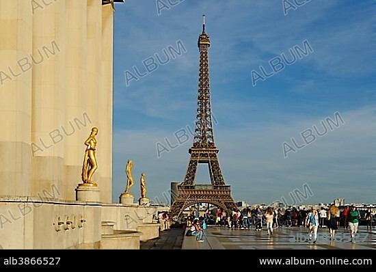 Golden statues at the Palais de Chaillot with the Eiffel Tower, Place du Trocadero, 16th Arrondissement, Paris, France, Europe.
