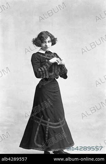 Emilie Marie Bouchaud, aka Polaire (1874-1939), French music-hall singer.. c.1900. . Photo Taponier.