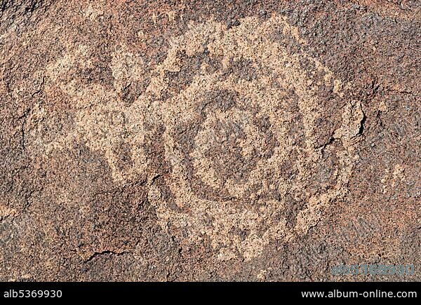 Native American engraving, petroglyphs, symbolic spiral shape, about 1000 years old, Painted Rock Petroglyph Site, Painted Rocks State Park, Gila Bend, Maricopa County, Arizona, USA, North America.