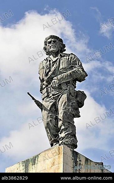 Memorial to Ernesto Che Guevara, 6 metre tall bronze statue, Santa Clara, Cuba, Greater Antilles, Caribbean, Central America, America, Central America.