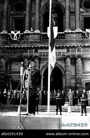 Paris. Members of the Vichy French Milice taking the oath in the courtyard of the Invalides, in the presence of his leader, Darland.. July 1944. France - World War II.