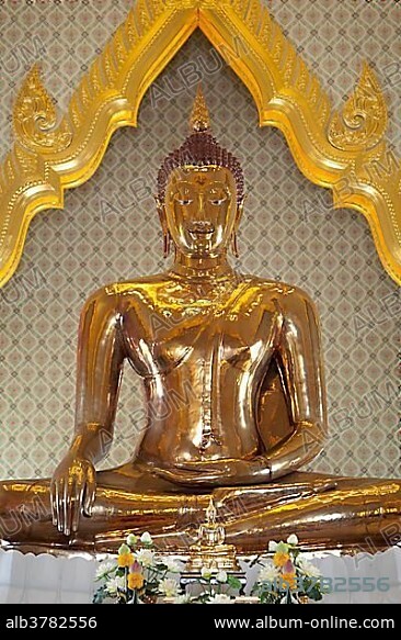 Golden Buddha statue at Wat Traimit, the Temple of the Golden Buddha in Bangkok, Thailand, Asia.