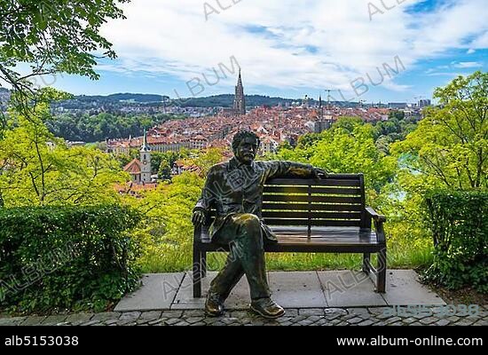 Albert Einstein, bronze figure by Le Passioni, view from the rose garden to the old town, Bern Cathedral, district Nydegg, Bern, canton Bern, Switzerland, Europe.