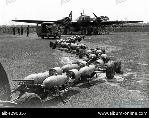 British twin-engine Vickers Wellington Mk.I medium bomberin the process of its bombs being loaded, at the Mildenhall (Great Britain) airfield. . With 11,461 planes built, the Wellington was the most widely used British bomber in World War II and one of the best used by the Bomber Command, it also served in anti-submarine warfare of the Coastal Command, and for transport with the Transport Command of the Royal Air Force.