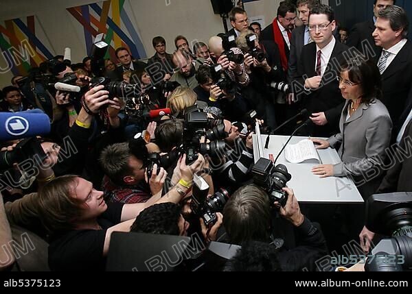 Elections of the state parliament in Hesse, Andrea Ypsilanti, SPD, announcing her resignation as party chairperson, she will be replaced by Thorsten Schaefer-Guembel, Wiesbaden, Hesse, Germany, Europe.