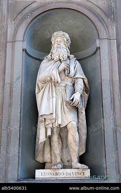 Statue of Leonardo da Vinci, Uffizi art museum, Galleria degli Uffici, Florence, Tuscany, Italy, Europe.
