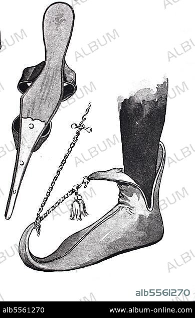 Mode, Kleidung, Schuhwerk im späten Mittelalter in Europa, links, ein verlängerter Schuh von unten gesehen, rechts der Schnabelschuh von König Jakob I. von Schottland, digitale Reproduktion einer Originalvorlage aus dem 19. Jahrhundert, Originaldatum nicht bekannt.