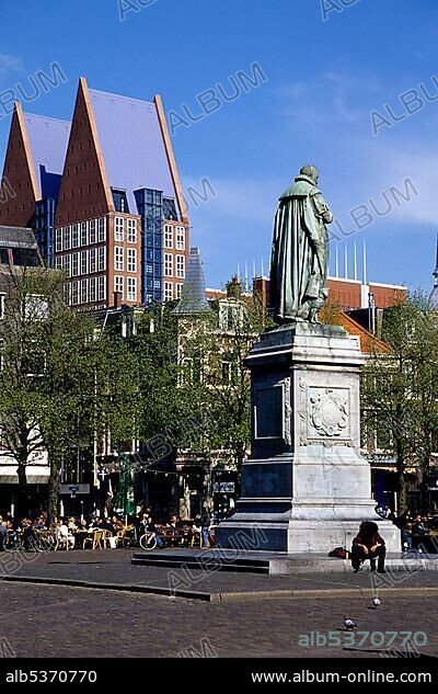 Statue of William of Orange, Willem van Oranje on Plein Square, in front of a modern office building, The Hague, Province of South Holland, Zuid-Holland, Netherlands, Benelux, Europe.
