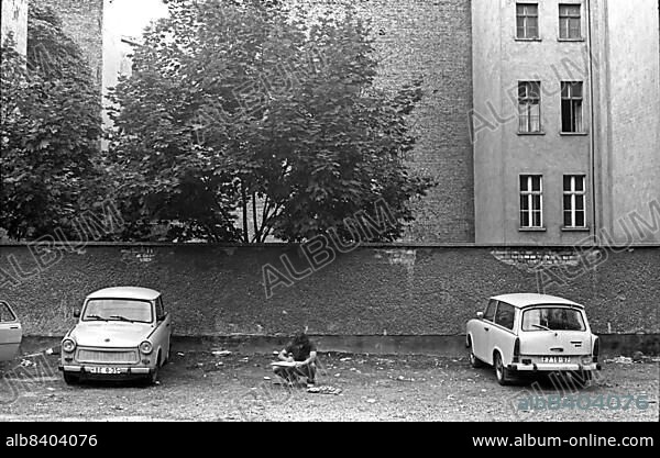 GDR, Berlin, 07. 07. 1986, the car park between Schönhauser Allee and Kastanienallee . . (Summer course of the KKH (Kreiskulturhaus) Prater in Prenzlauer Berg, drawing circle, photographed by the KKH photo circle), artists and Trabis (Trabant).