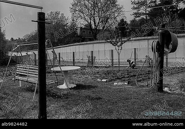 GDR; Berlin; 22.04.1990; Enclave Entenschnabel; at the Wall at the so-called Entenschnabel; a narrow piece of the East between the Wall near Glienicke.