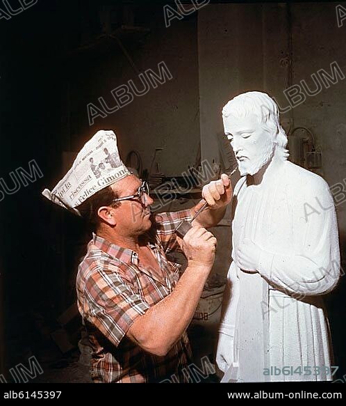 ESCULTOR TRABAJANDO EN MARMOL.