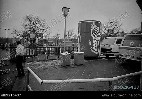 GDR, Berlin, 01.01.1990, after the New Years Eve 198990 at the Brandenburg Gate, oversized Coca Cola can.