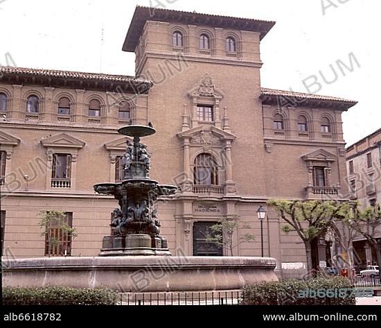 BRUNO FARINA GONZÁLEZ-NOVELLES. EDIFICIO DE LA ANTIGUA DELEGACION DE HACIENDA (1927) EN LA PLAZA DE NAVARRA CON LA FUENTE DE LAS MUSAS (1885) DISEÑADA POR FEDERICO VILLASANTE.