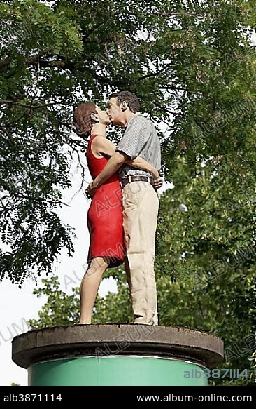 Kissing couple, sculpture on an advertising column, Düsseldorf, Rhineland, North Rhine-Westphalia, Germany, Europe.