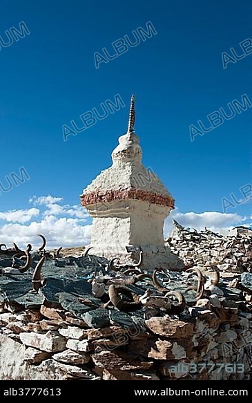 Tibetan Buddhism, Stupa or Chorten, yak horns and Mani stones, Chiu Gompa Monastery above Lake Manasarovar, Mapham Yutsho, Kailash area, Ngari, Trans-Himalaya, Himalayas, West Tibet, Tibet Autonomous Region, People's Republic of China, Asia.