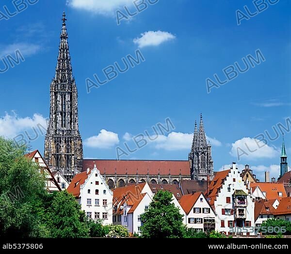 Ulm's Gothic cathedral (Ulmer Muenster), which at 161, 5 m or 530 ft features the world's tallest church spire, Ulm, Baden-Wuerttemberg, Germany, Europe.