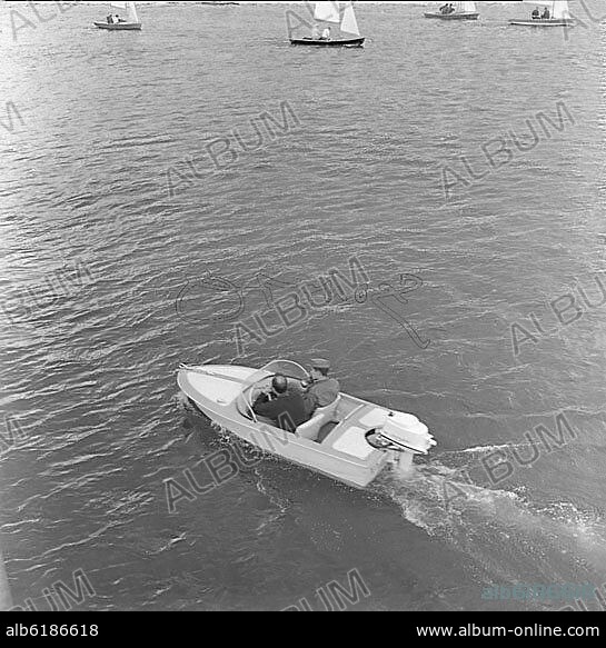 BARCA MOTORA EN EL PANTANO DE SAN JUAN - FOTOGRAFIA EN BLANCO Y NEGRO - AÑOS 60.