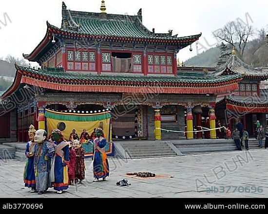 Tibetan Buddhism, Cham dance, religious masked dance, in the great Gelugpa monastery of Kumbum, Ta'er Monastery, Huangzhong, Xinning, Qinghai, formerly Amdo, Tibet, China, Asia.