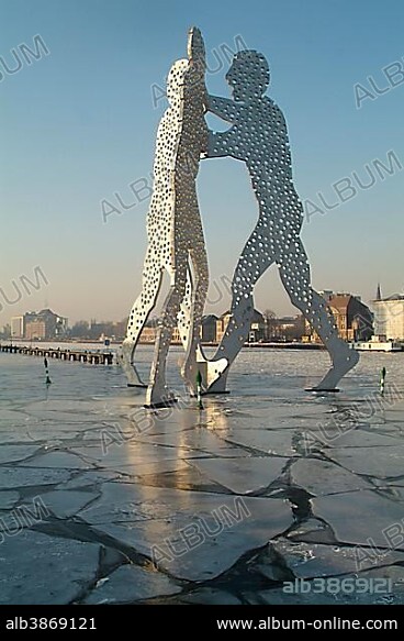 Molecule Men, a monumental work of art, of Jonathan BOROFSKY in the Spree in the east port (1998/1999 establish). In the background the "Oberbaumbruecke", earlier border crossing.