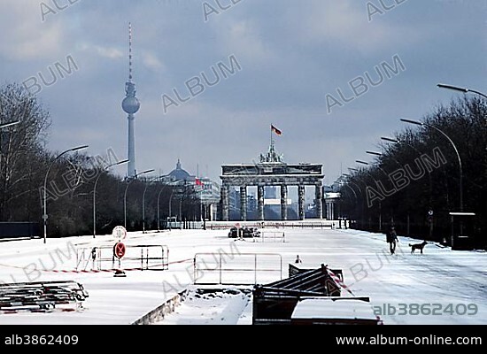 Brandenburg Gate with the Berlin Wall in the snow, 1985, Berlin, Germany, Europe.