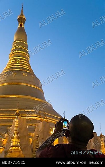 Shwedagon Pagoda, Rangun, Yangon Region, Myanmar, Burma, Asia.