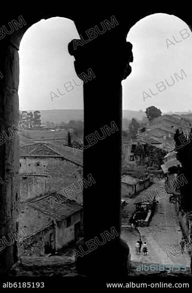 CALLE DE SANTILLANA DEL MAR VISTA DESDE LA COLEGIATA - FOTOGRAFIA EN BLANCO Y NEGRO - AÑOS 60.
