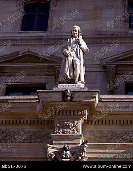 ESCULTURA DE VOLTAIRE 1694/1778 EN UNA DE LAS FACHADAS DEL MUSEO DEL LOUVRE - FOTO AÑOS 90.