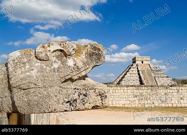 Chichen Itza, Quetzalcoatl, Feathered Serpent deity and Stepped pyramid of Kukulkan, El Castillo in the background, Yucatan, Mexico, UNESCO World Heritage Site Quetzalcoatl, Feathered Serpent deity, Stepped pyramid of Kukulkan, El Castillo - The Castle, Chichen Itza; Yucatan, Mexico, UNESCO World Heritage Site Quetzalcoatl, Dieu du Serpent Ã  plumes, Pyramide en terrasses de Kukulkan, El Castillo ? Le chÃ¢teau, Chichen Itza ; Yucatan, Mexique, Site du Patrimoine Mondial de l?UNESCO Quetzalcoatl, Schlangengottheit, Pyramide des Kukulcan, Stufenpyramide, El Castillo ? Das Schloss, Chichen Itza, Yucatan, Mexiko, Welterbe der UNESCO, Central America.