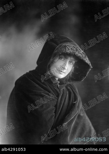 French comedian Charlotte Lysés dressed for a play of her husband Sacha Guitry.. c.1910.. Photo Taponier.