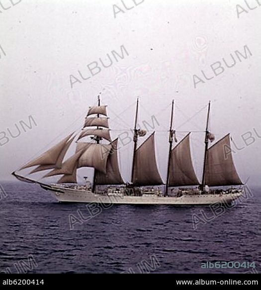 EL BUQUE ESCUELA JUAN SEBASTIAN ELCANO VELERO CONSTRUIDO EN 1927 - II SEMANA NAVAL DE SANTANDER JULIO 1968.