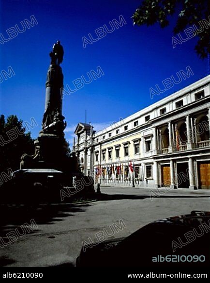 FACHADA DEL PALACIO DEL SENADO JUNTO AL MONUMENTO A CANOVAS DEL CASTILLO EN LA PLAZA DE LA MARINA ESPAÑOLA.