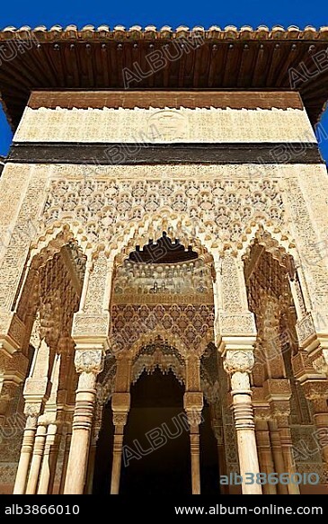Arabesque Moorish architecture of the Patio de los Leones or Court of the Lions, Palacios Nazaries, Alhambra Palace, Granada, Andalusia, Spain, Europe.