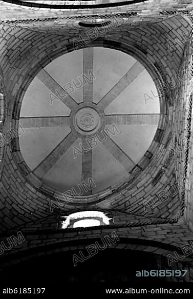 CUPULA DEL CRUCERO SOBRE PECHINAS - SIGLO XII - ROMANICO ESPAÑOL - REFORMADA EN FECHAS POSTERIORES - FOTOGRAFIA EN BLANCO Y NEGRO - AÑOS 60.