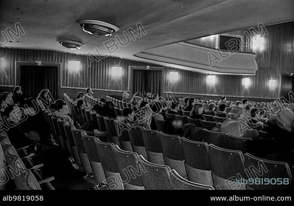 GDR; Berlin; 23.04.1990; Kino Babylon; am Rosa-Luxemburg-Platz; cinema hall.