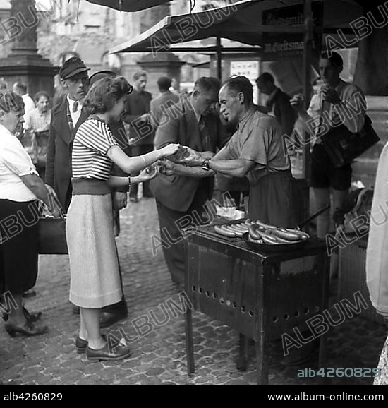 Bockwurst, sausage salesman on a street in Freiburg, Freiburger Münstermarkt, approx. 1945 to 1955, Freiburg, Germany, Europe.