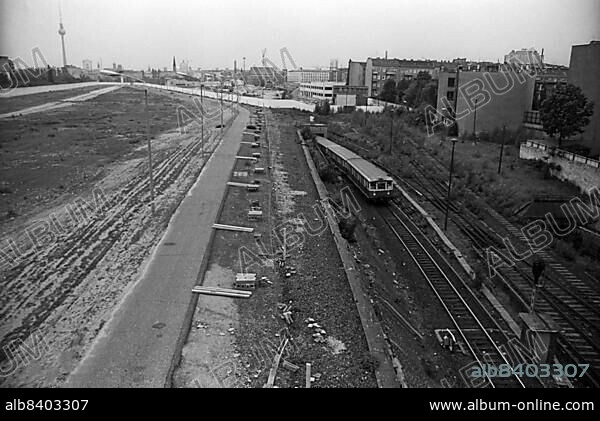 GDR, Berlin, 07. 06. 1990, border guards at the Liesenbrücke, view from a watchtower, south direction, Berlin-Mitte, between the walls, © Rolf Zoellner.