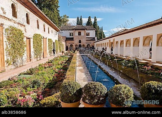 Garden with fountain, Patio de la Acequia, Gardens of the Generalife, Summer Palace Generalife, Palacio de Generalife, Granada, Andalusia, Spain, Europe.