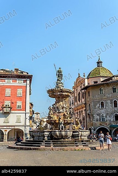 Cathedral Square, Piazza del Duomo, with Neptune Fountain, Fontana del Nettuno, Old Town, Trento, Trentino, South Tyrol, Italy, Europe.