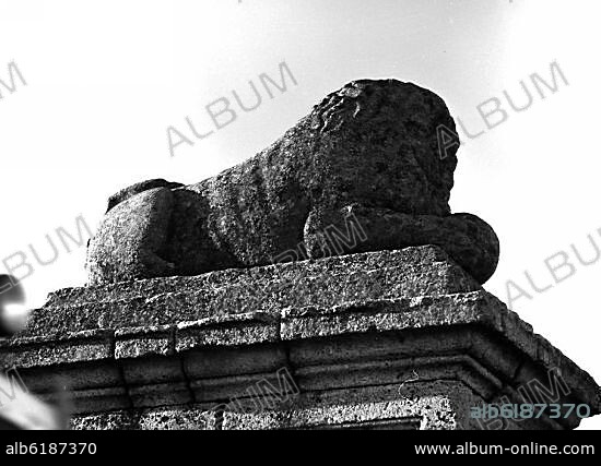 ESTATUA DE UN LEON DE PIEDRA EN EL ALTO DE LOS LEONES DE CASTILLA PUERTO DE MONTAÑA DE LA SIERRA DE GUADARRAMA - B/N - AÑOS 60.