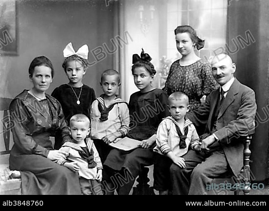 Family in living room ca. 1910, place unknown, Germany, Europe.